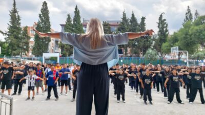 İzmir aktif yaşam eğitimi okullarda başladı; çocuklar hareketli yaşamı eğlenerek