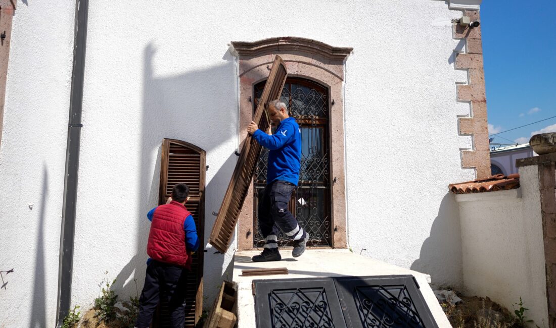 İzmir'in simge yapılarından tarihi Kent Kütüphanesi baştan aşağı yenilenerek koruma