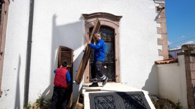 İzmir'in simge yapılarından tarihi Kent Kütüphanesi baştan aşağı yenilenerek koruma