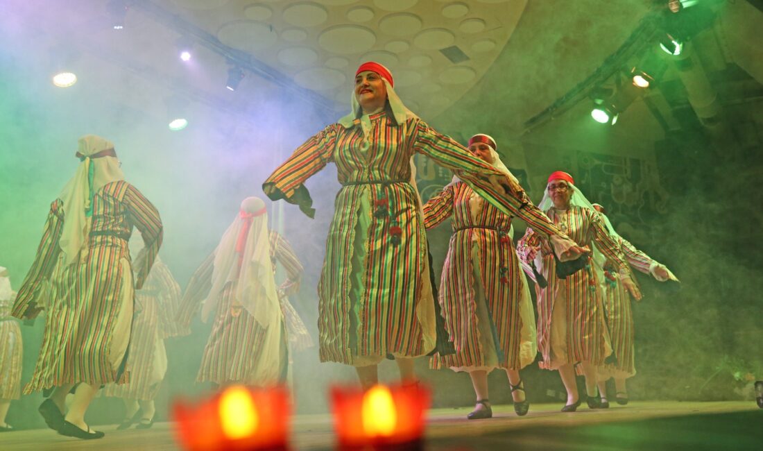 7 Bölge Tek Sahne: Karşıyaka’da 510 Kursiyerden Göz Kamaştıran Anadolu Çıkışı! Karşıyaka Belediyesi Halk Dansları Topluluğu, 510 kursiyerin katılımıyla Anadolu'nun tüm