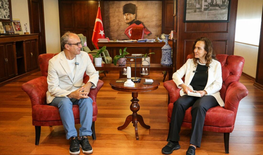 Karşıyaka Belediyesi Uluslararası Fotoğraf Yarışması Şampiyonunu Ağırladı Karşıyaka Belediyesi'nin uluslararası fotoğraf yarışmasında şampiyonluk ödülü İzmir'e geldi! İşte