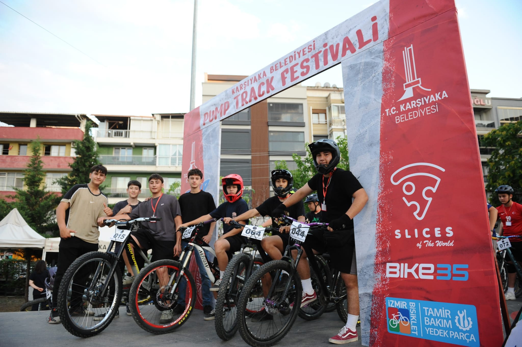 Karşıyaka Belediyesi Türkiye'nin ilk pump track gece bisiklet yarışına ev