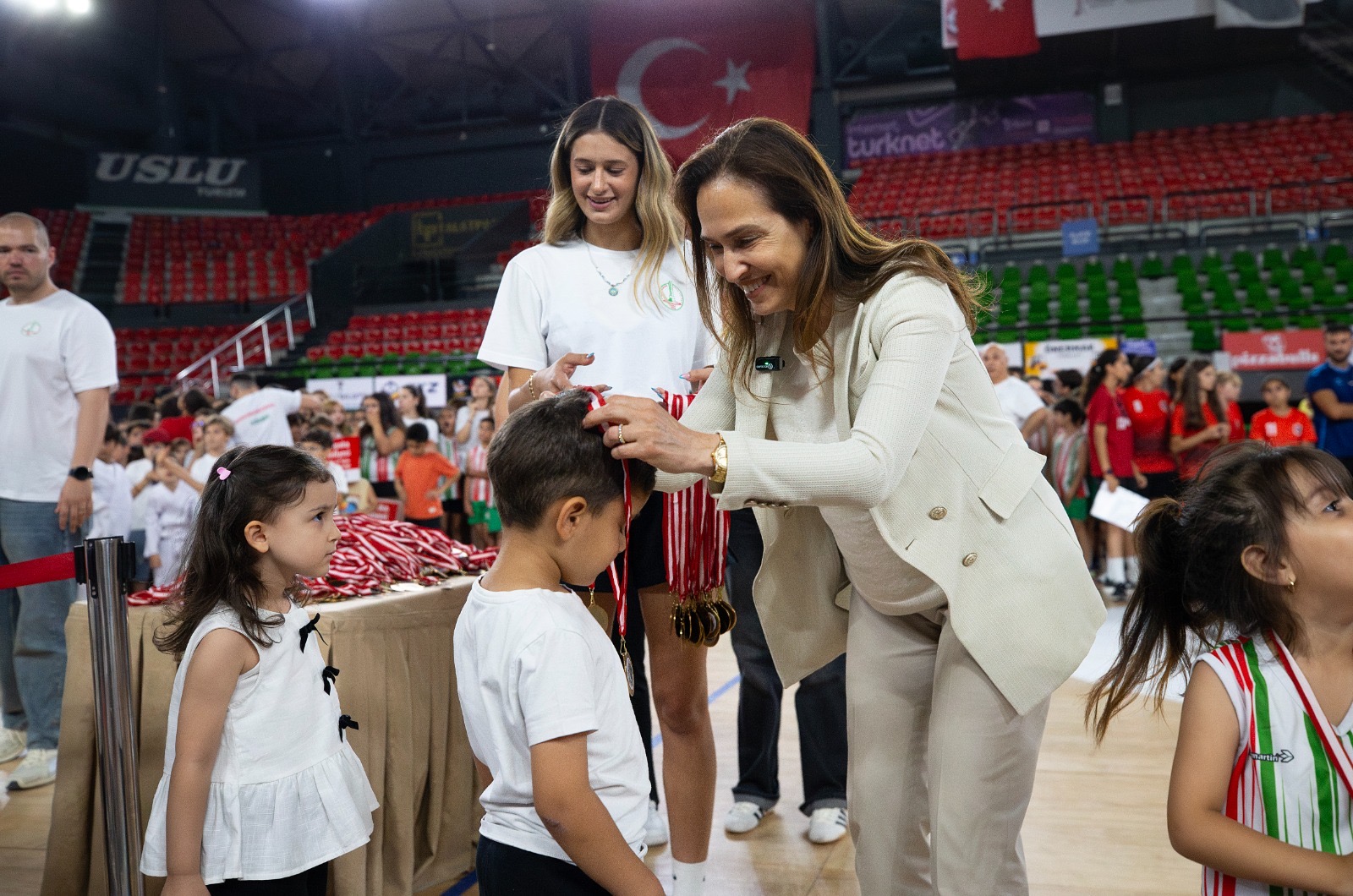 Karşıyaka kış spor okulları görkemli bir törenle kapandı, amatör kulüplere