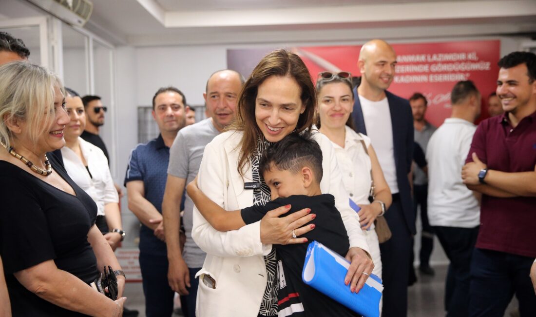 Karşıyaka vatandaş buluşması kapsamında Cumhuriyet Mahallesi sakinleriyle buluşan Yıldız Ünsal