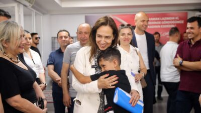 Karşıyaka vatandaş buluşması kapsamında Cumhuriyet Mahallesi sakinleriyle buluşan Yıldız Ünsal