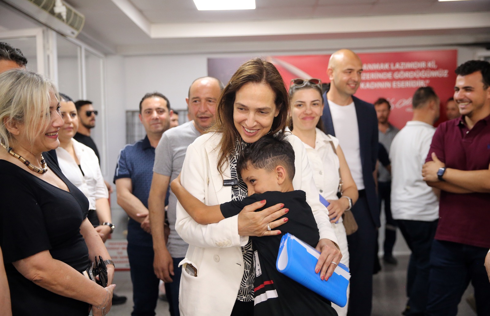 Karşıyaka vatandaş buluşması kapsamında Cumhuriyet Mahallesi sakinleriyle buluşan Yıldız Ünsal