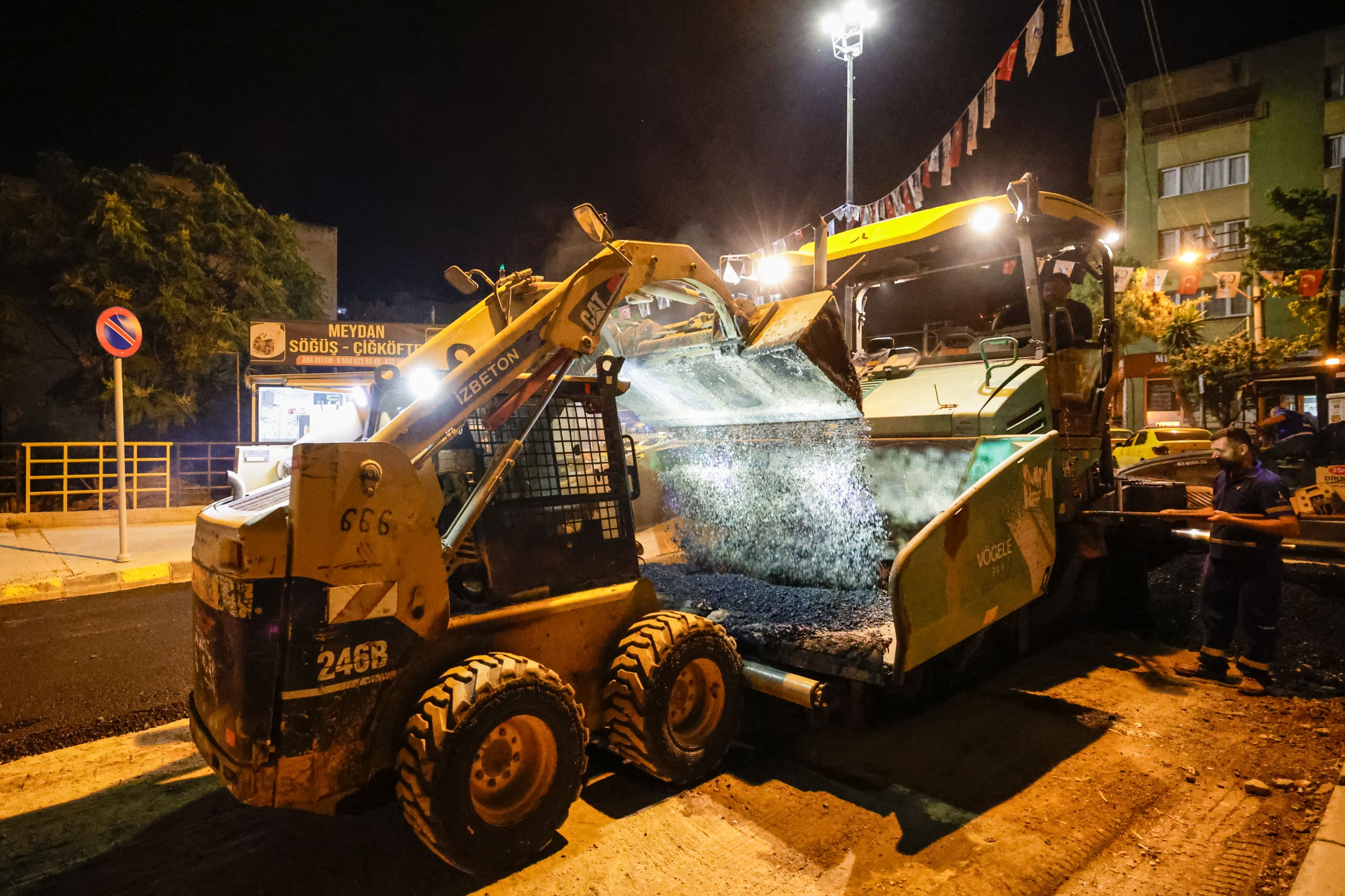 İzmir Büyükşehir Belediyesi Konak Toros Caddesi'nde dev asfalt atağı başlattı.