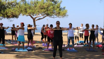 Menderes Belediyesi Özdere sahilinde yaz boyu sürecek pilates kursu başlattı!