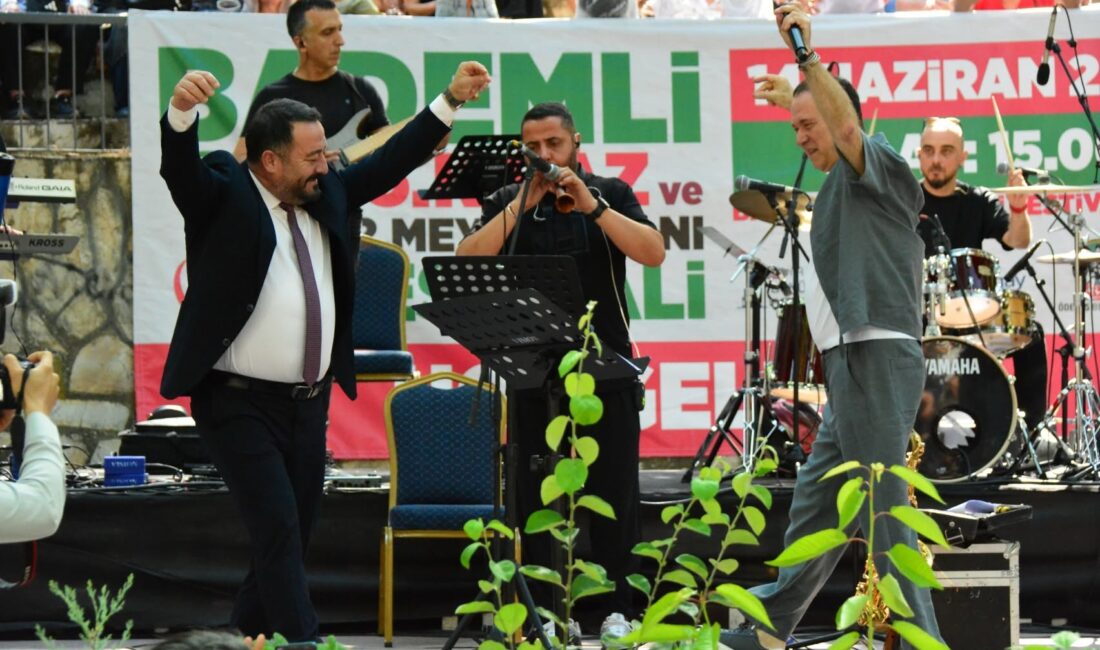 Bademli Kiraz Festivali’nde Sümer Ezgü Rüzgarı Esti Bademli Kiraz Festivali'nde Sümer Ezgü coşkusu yaşandı. Zeybek şovu ve