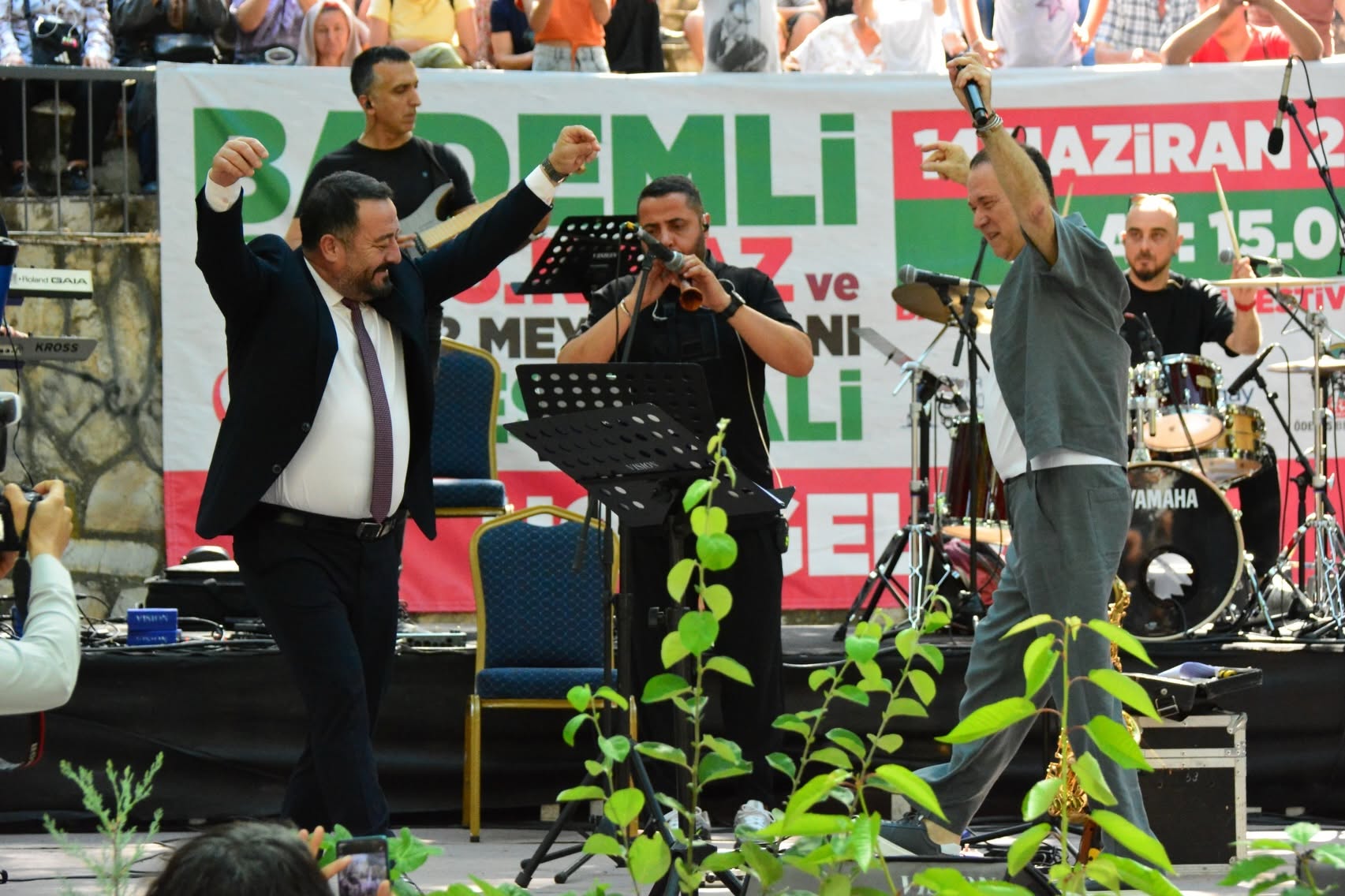 Bademli Kiraz Festivali'nde Sümer Ezgü coşkusu yaşandı. Zeybek şovu ve