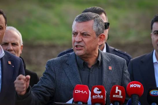 İzmir CHP’de Yumruklu Kavga Sonrası Özgür Özel Kartı: Gün Verildi! CHP İzmir İl Başkanlığı'ndaki koltuk savaşı sonrası Özgür Özel 29
