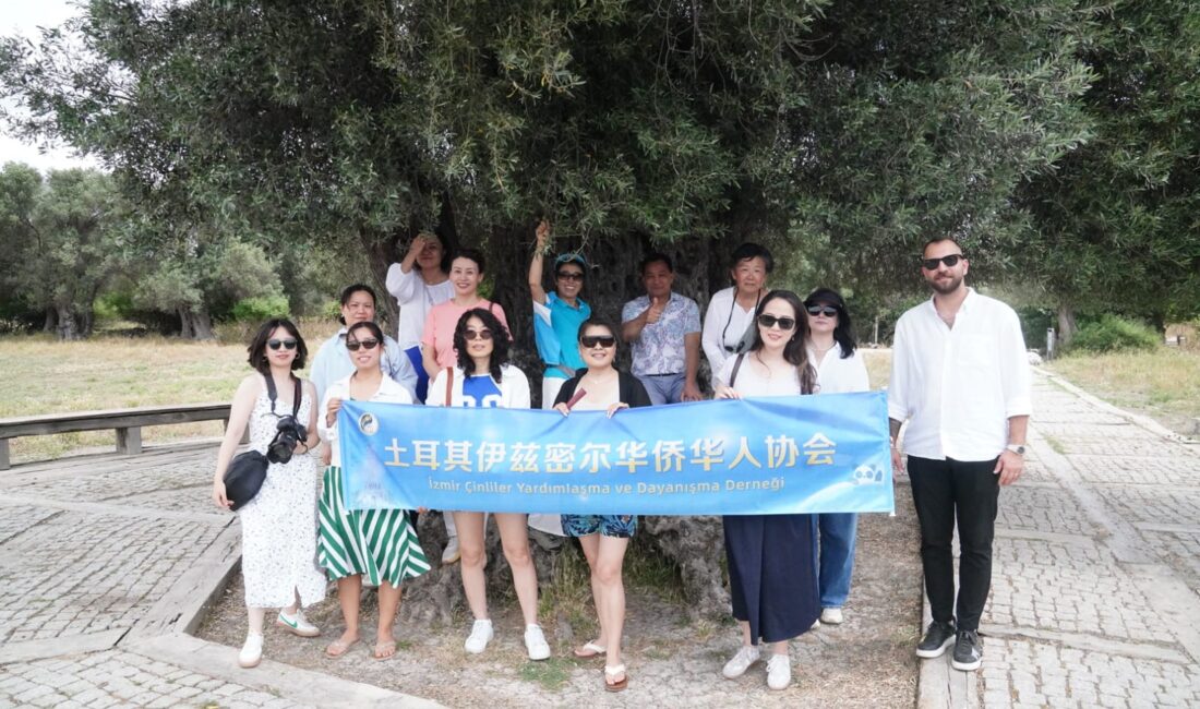 Çinli Turistler Akın Akın Ege’ye Geliyor! Haritalara Yeni Rota Eklendi Çinceye çevrilen İon Rotası kitabının ardından ilk Çinli turist kafilesi