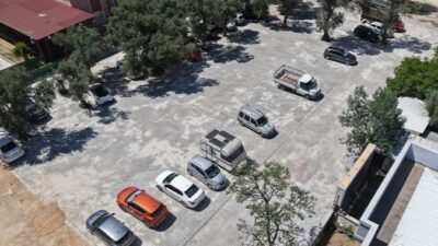 Menderes'te yılların toz ve çamur sorunu çözüldü. Okul önü yenilendi,