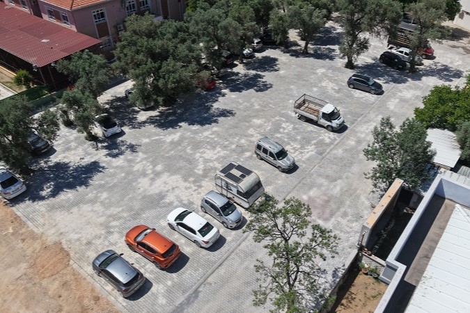 Başkan Çiçek, Yılların Sorununu Tek Talimatla Çözdü Menderes'te yılların toz ve çamur sorunu çözüldü. Okul önü yenilendi,